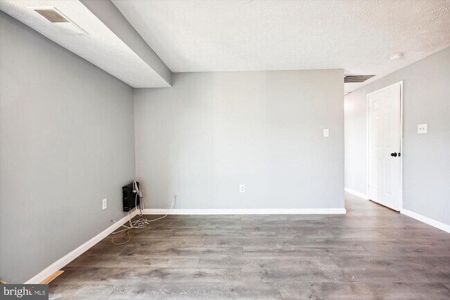 Building Photo - 12405 Hickory Tree Way