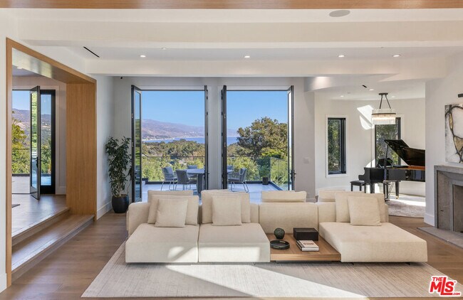 Building Photo - 7052 Dume Dr