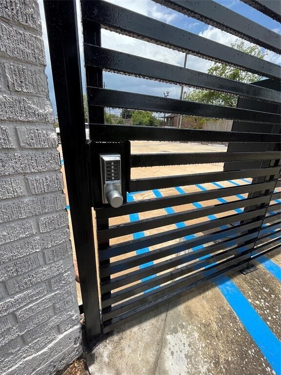 Building Photo - 1924 Calumet St