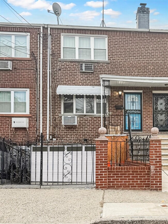Primary Photo - 2925 Hering Ave