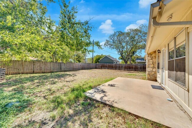 Building Photo - 519 Yucca Dr