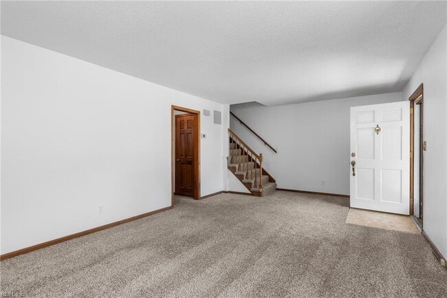 Building Photo - 703 Sir Walter Cir