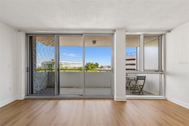 Building Photo - 470 3rd St S