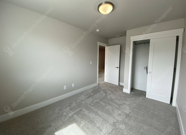 Building Photo - Petrosa Townhouse 3 BR - 2 ½ BA w/ loft