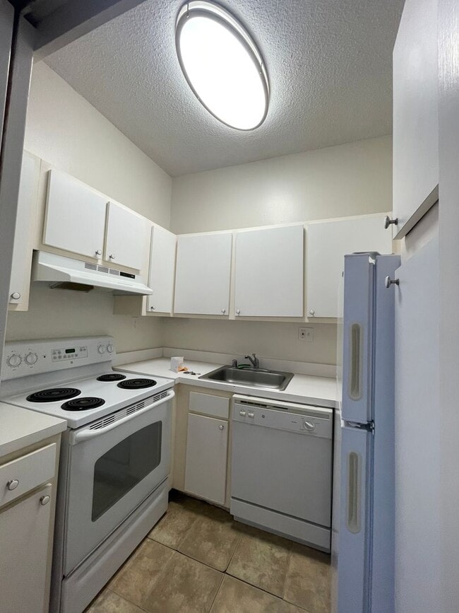 Building Photo - A one bedroom, one bath apartment located on the 5th floor of The Cairo in the heart of DuPont Ci...