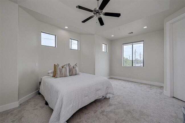Building Photo - 2301 Camden Dr