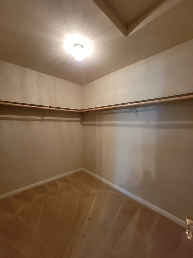 Building Photo - 3 Bedroom 2 Bathroom in NE Visalia!