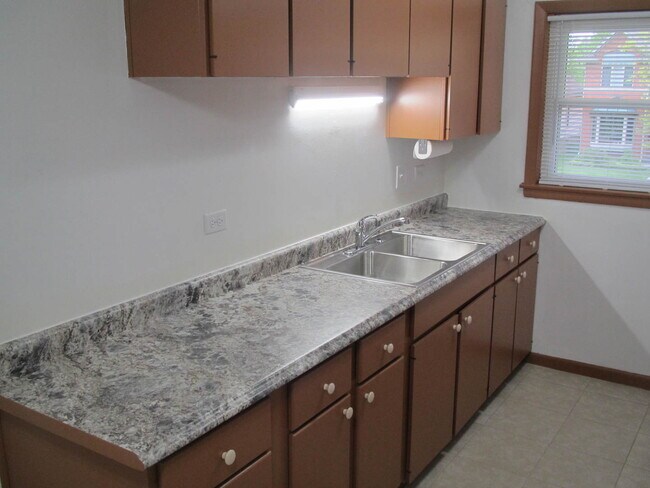 Building Photo - 13 N Clifton Ave