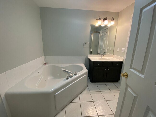 Building Photo - Beautiful Two Bedroom Townhome in Plymouth for $2,299.00/month!