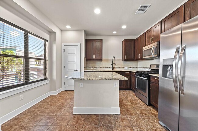 Building Photo - 1504 Lorraine Loop