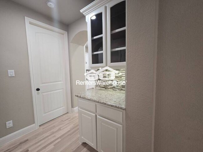 Building Photo - FOR RENT - MOVE IN READY in the highly sou...