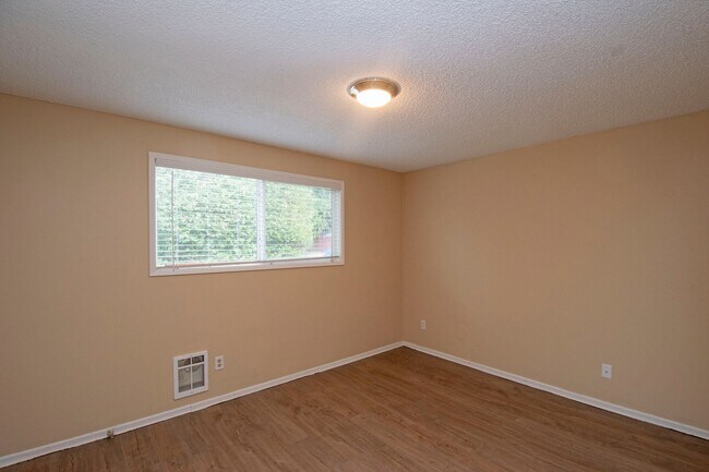 Building Photo - Cozy 2BD Duplex With Driveway Parking In Rose Village Neighborhood!