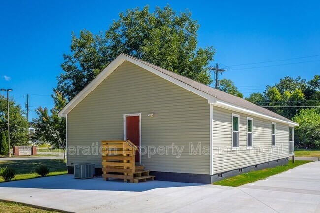 Building Photo - 2005 S Lyerly St