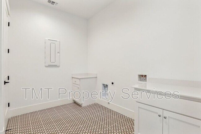 Building Photo - 1007 Bridger Dr