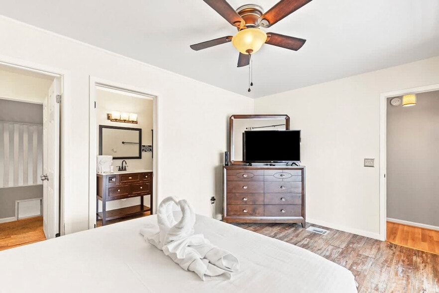 Building Photo - 5218 Beach Dr