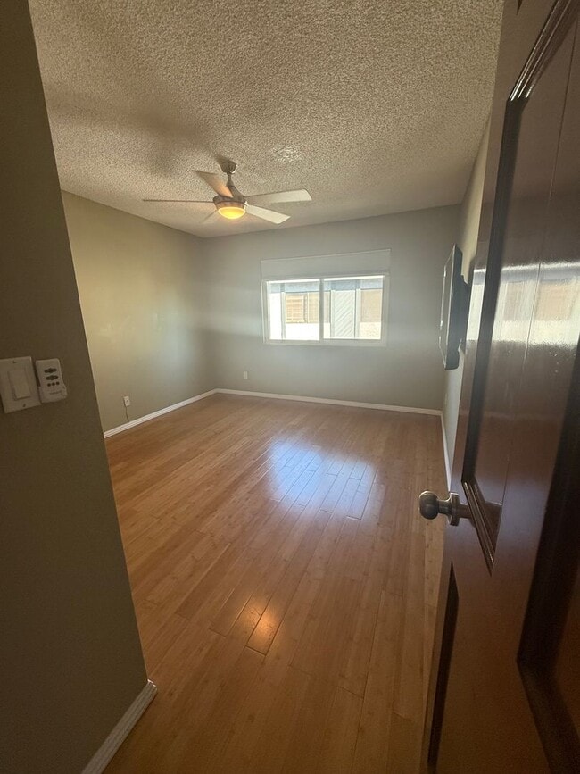 Building Photo - Turnkey End-Unit Townhome with Vaulted Ceilings & Garage