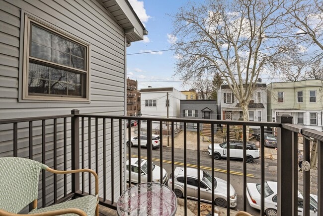 Building Photo - 165 Thorne St