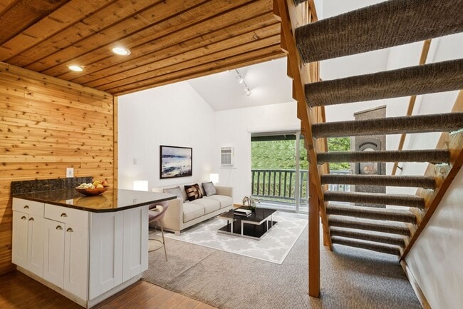 Building Photo - Downtown! Gorgeous Top Floor Unfurnished Studio