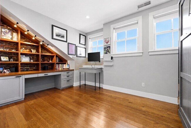 Building Photo - 284 Bunker Hill St