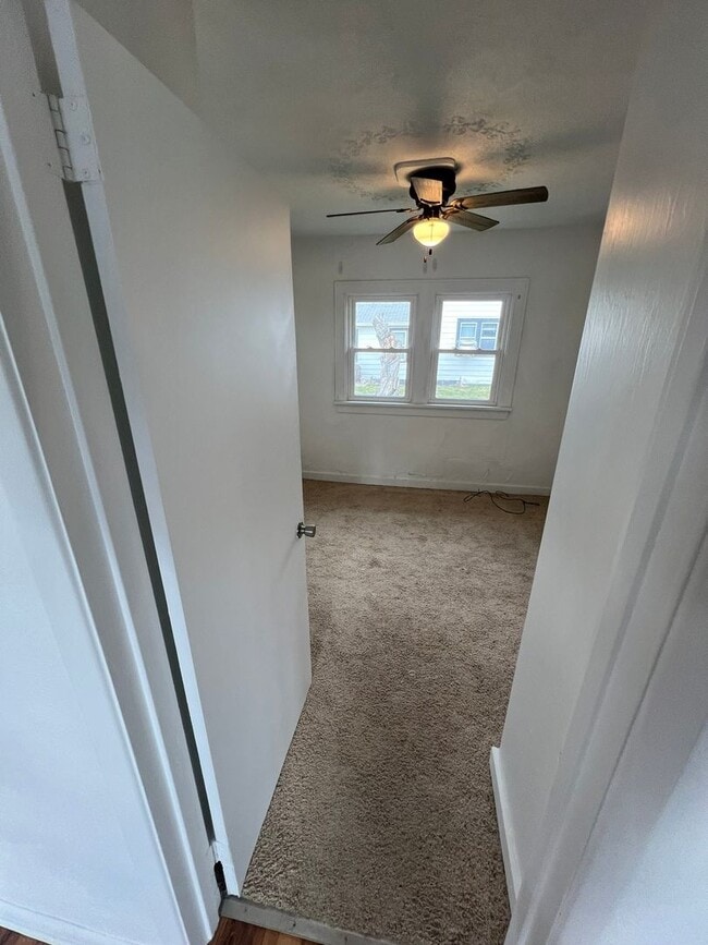 Building Photo - 2 bedroom house, huge 2 car garage, large ...