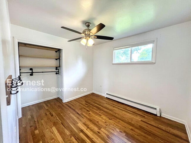 Building Photo - Gorgeous 5-Bedroom Duplex with Fenced Yard...