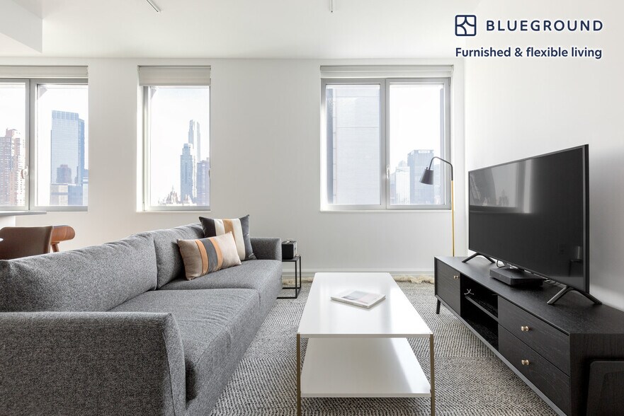 Building Photo - 550 W 54th St