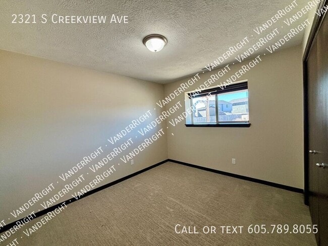 Building Photo - 2321 S CreekView Ave