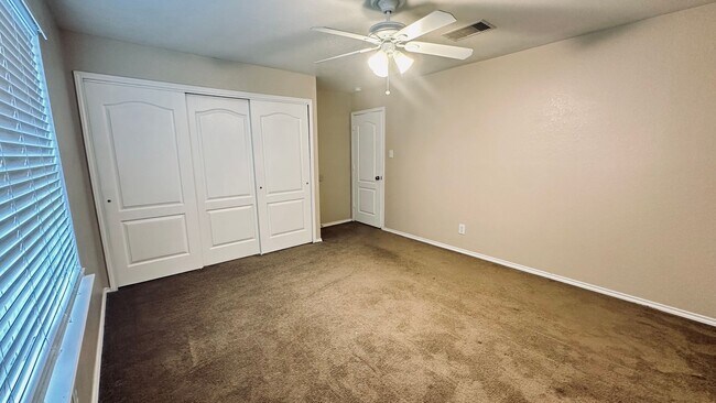 Building Photo - 5 Bedroom Home in Dover Subdivision!