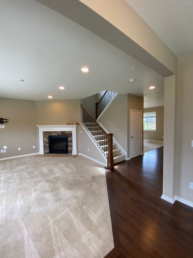 Building Photo - Lovely 4 Bedroom/3 Bathroom Erie Home - Available June!!