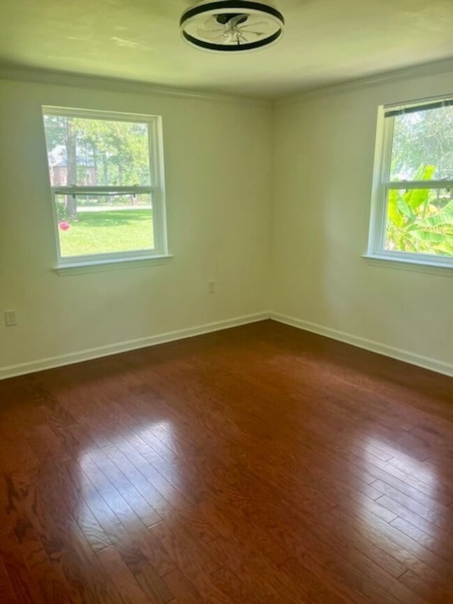 Building Photo - YOUR COUNTRY RETREAT IN THE CITY!