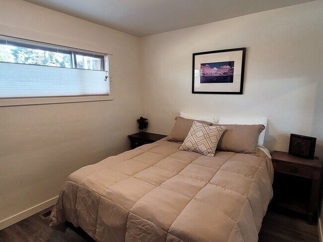 Building Photo - 824 NE 4th St