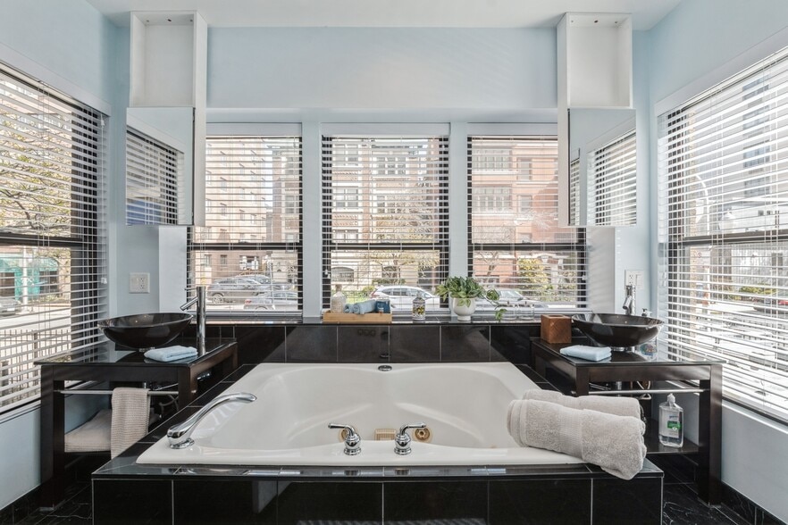 Building Photo - 645 W Bittersweet Pl