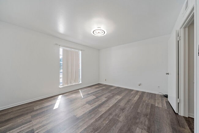 Building Photo - Chic 1-Bed Oasis with Pool & Walk-In Closets in Central San Antonio – $975/mo