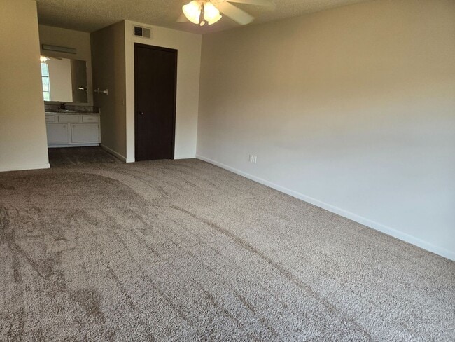 Building Photo - Spacious 1 Bedroom, 1.5 Bath Townhouse – M...