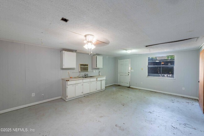 Building Photo - 777 La Marche Dr