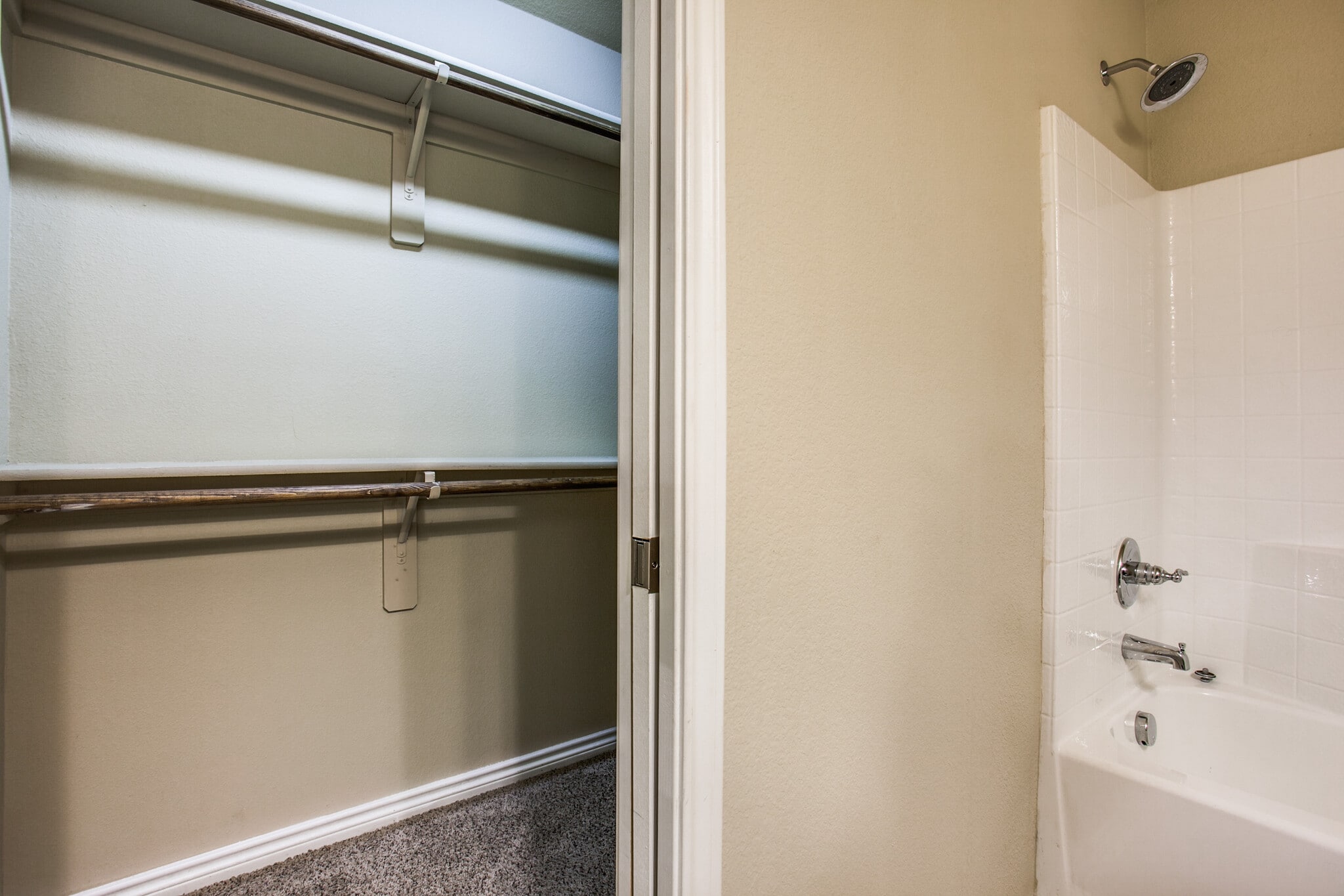 Building Photo - 417B Castleridge Dr