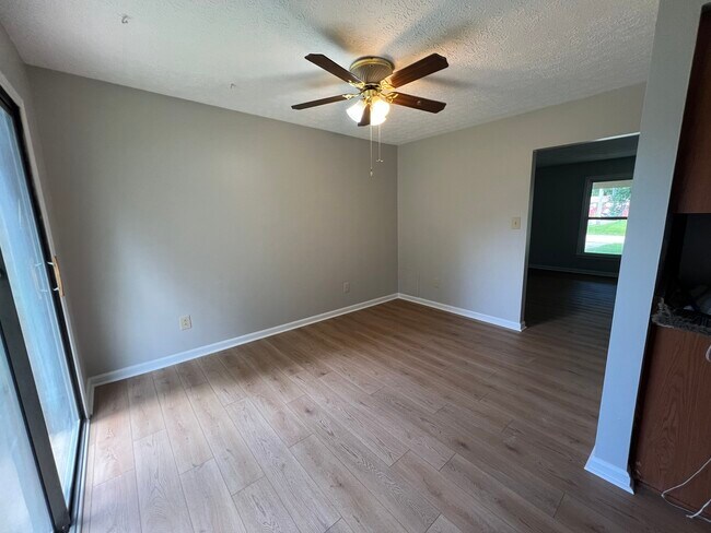 Building Photo - 305 Hillcrest Dr