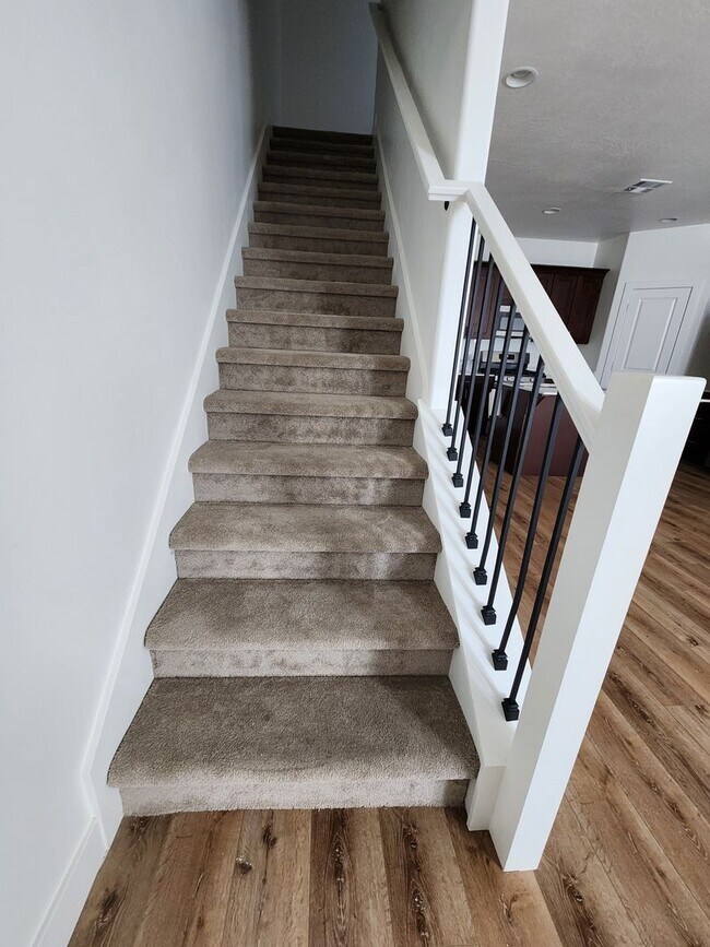 Building Photo - Beautiful Modern Townhome with Spacious La...