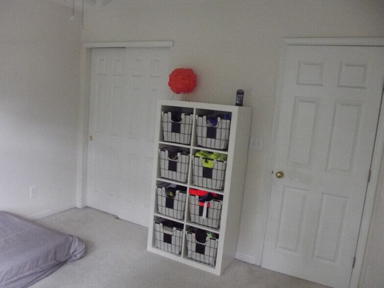 Second bedroom with closet - 1074 Lakegrove Court