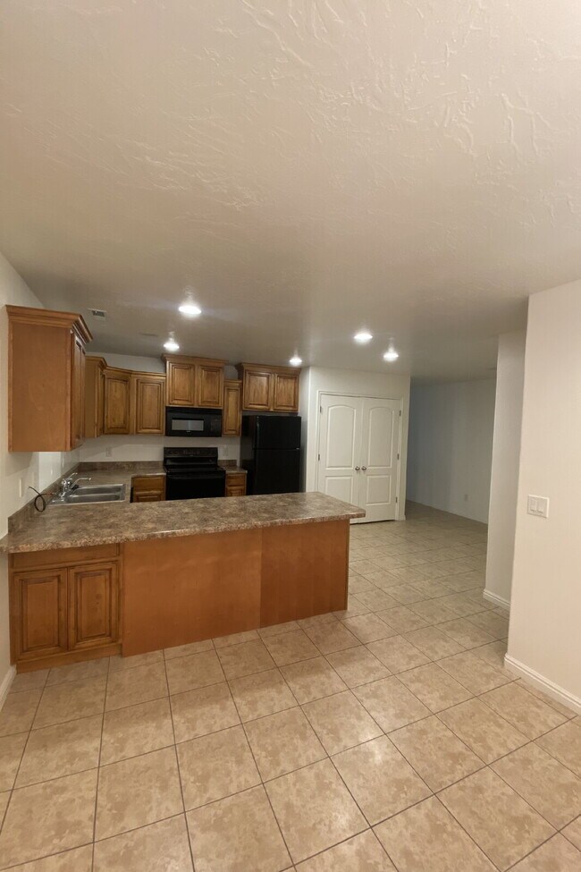 Building Photo - "Charming 2-Bed/2-Bath Townhouse in Prime Saint George Location with 1300 Sq Ft of Comfortable Li...