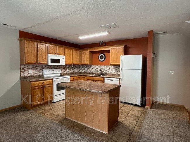 Building Photo - 3117 SW Sharmin Ln
