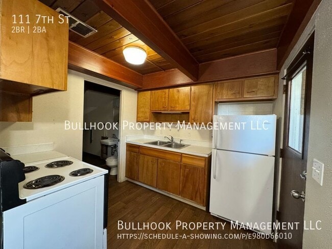 Building Photo - 111 7th St