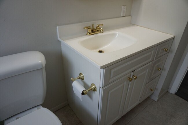 Building Photo - 4 Bedroom 2 Bath West Jordan Home