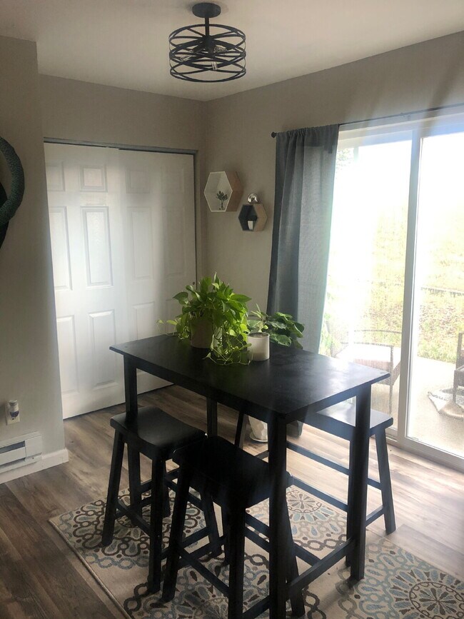 Building Photo - 2 Bed- 1 Bath on Darby West Side