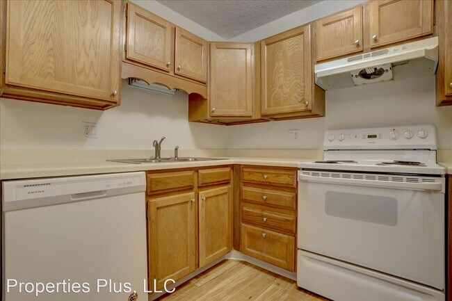 Building Photo - 2 br, 1 bath House - 13500 E Cornell Ave #102