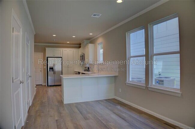 Building Photo - 726 S Weenonah Ave