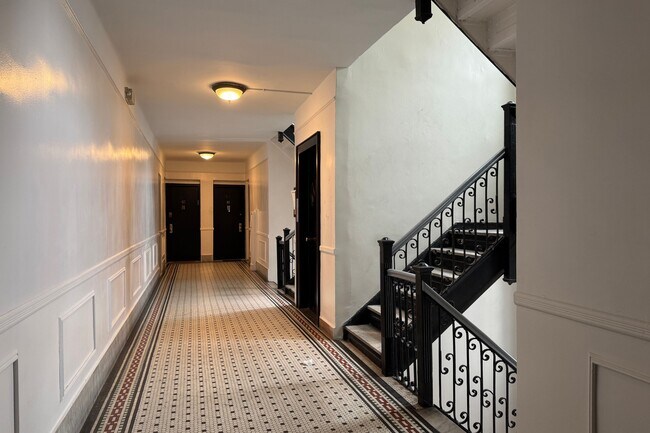 Building Photo - 55 Tiemann Pl