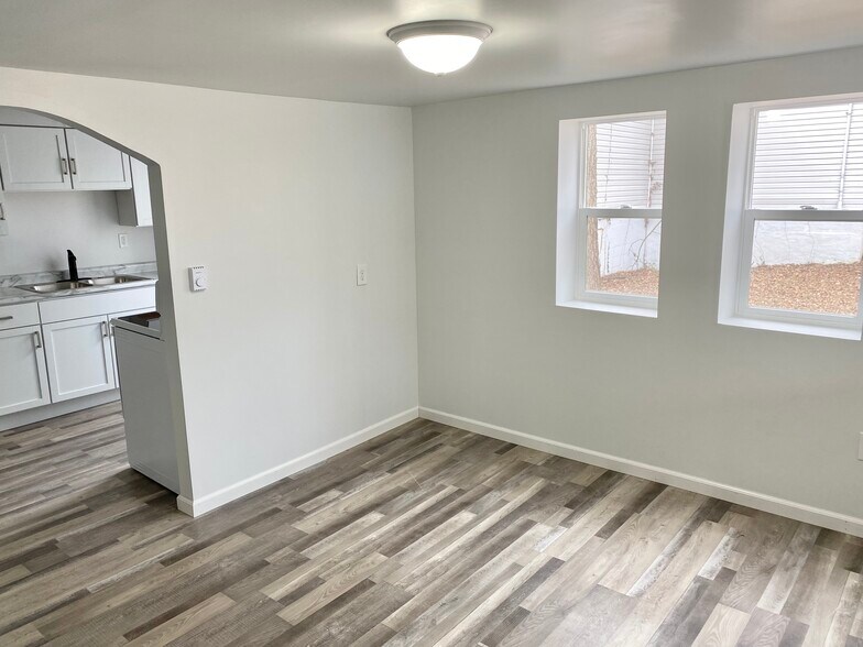 Living room - 520 W Edwards st