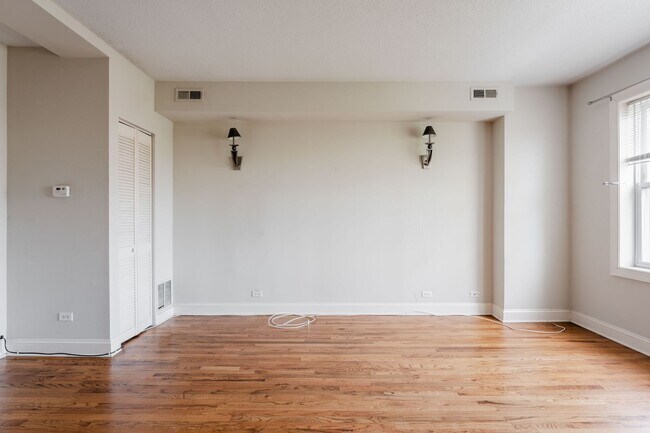 Building Photo - Sheridan Park / Uptown - 1 Bed / 1 Bath - ...
