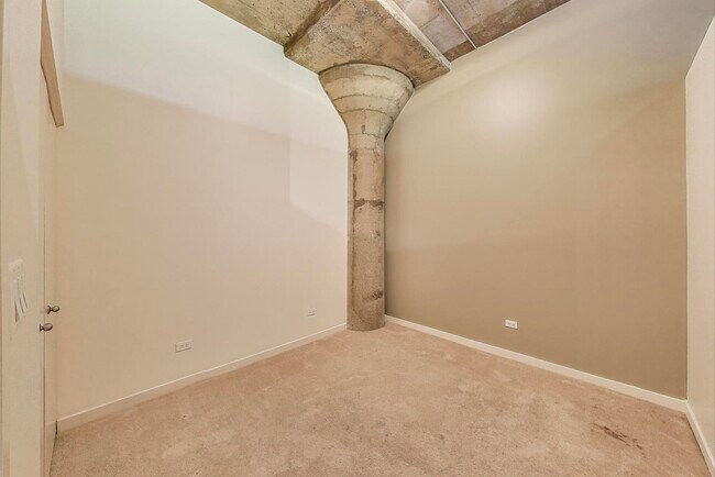 Building Photo - 1071 W 15th St